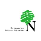 Das Bild zeigt das Logo des Bundesverbands Naturkost Naturwaren, das eine grüne, stilisierte Baum- oder Blattgrafik und den Buchstaben 
