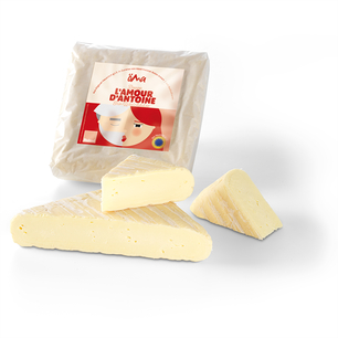 Auf dem Bild ist ein Stück Käse zusammen mit seiner Verpackung zu sehen.