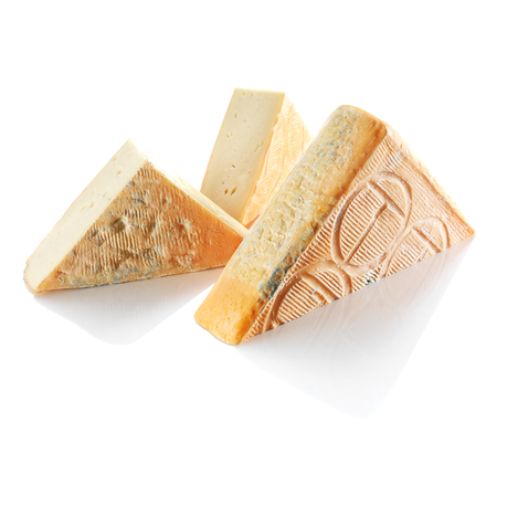 Auf dem Bild sind drei Stücke Käse in verschiedenen Formen und Farben zu sehen.
