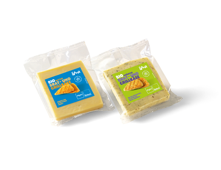 Auf dem Bild sind zwei Verpackungen von Bio-Brat- und Grillkäse mit unterschiedlichen Geschmacksrichtungen zu sehen.