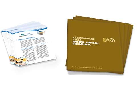 Das Bild zeigt Informationsmaterialien und Broschüren zu Käsegenuss und Käsemärkten sowie Ankündigungen für Käse-Seminare im Jahr 2026.