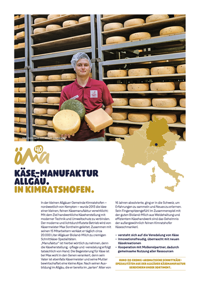 Das Bild zeigt einen Käsehersteller in der Käse-Manufaktur Allgäu in Kimratshofen, der verschiedene Käsesorten präsentiert.