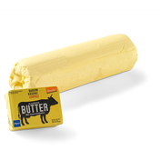 Auf dem Bild sind ein Stück Butter und eine Butterverpackung zu sehen.