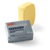 Auf dem Bild ist eine Packung Bio-Fassbutter gesalzen und ein Stück der Butter zu sehen.